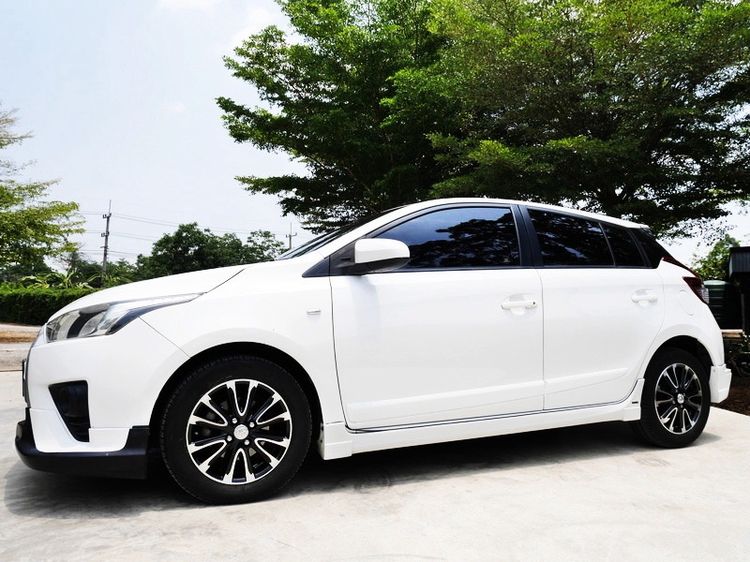 รถ Toyota Yaris 1.2 E สี ขาว