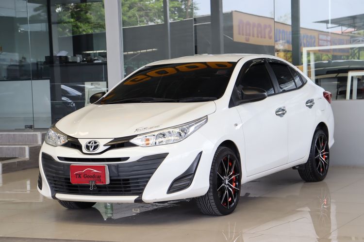 รถ Toyota Yaris ATIV 1.2 J สี ขาว