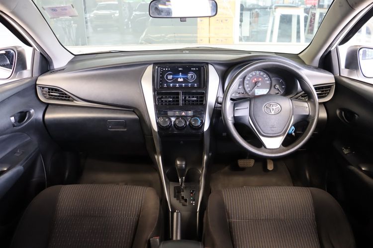 Toyota Yaris ATIV 2018 1.2 J Sedan เบนซิน ไม่ติดแก๊ส เกียร์อัตโนมัติ ขาว รูปที่ 3