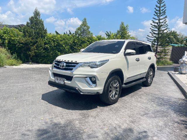 รถ Toyota Fortuner 2.8 V 4WD สี ขาว