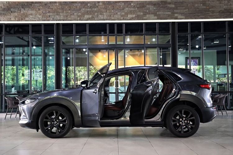 Mazda CX-30 2022 2.0 Carbon Edition Sedan เบนซิน ไม่ติดแก๊ส เกียร์อัตโนมัติ เทา รูปที่ 4