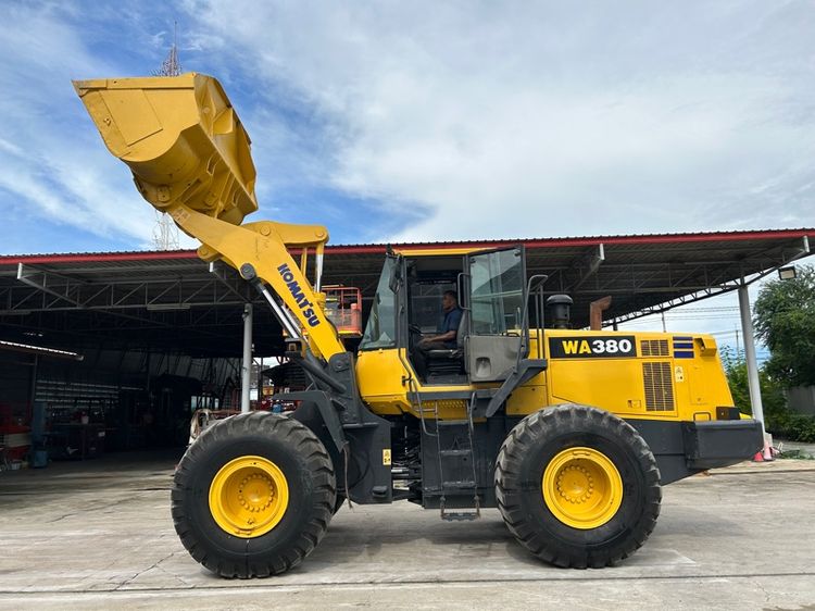 รถตักล้อยาง KOMATSU  รุ่น WA380-6 บุ้งกี๋ 3.3 คิว  รถเก่านอกนำเข้า
