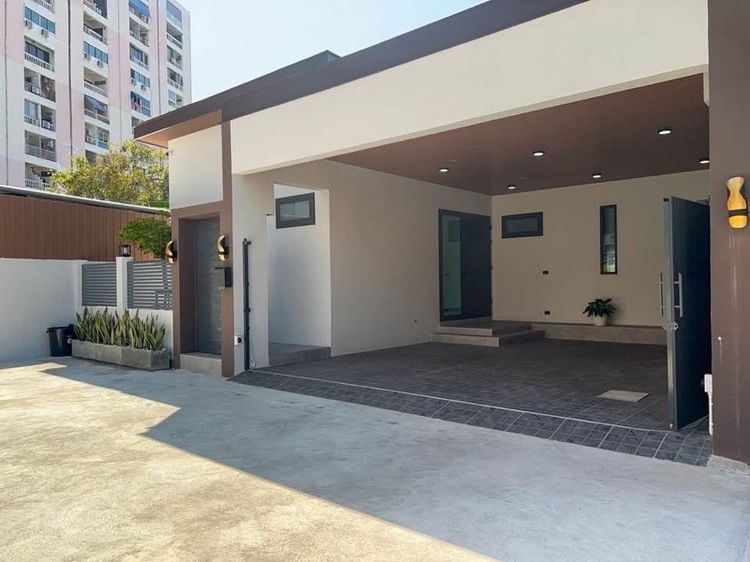ตกแต่งครบ ใช่ Selling a modern style pool villa in a prime location in central Pattaya, Soi Chalerm  รูปที่ 4
