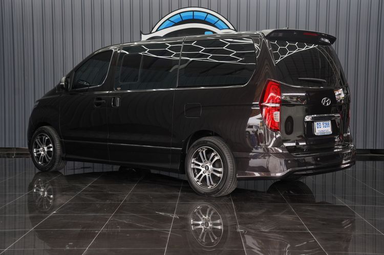 Hyundai H-1  2018 2.5 Elite Van ดีเซล เกียร์อัตโนมัติ น้ำตาล รูปที่ 4