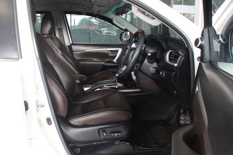 Toyota Fortuner 2016 2.4 V Utility-car ดีเซล ไม่ติดแก๊ส เกียร์อัตโนมัติ ขาว รูปที่ 3