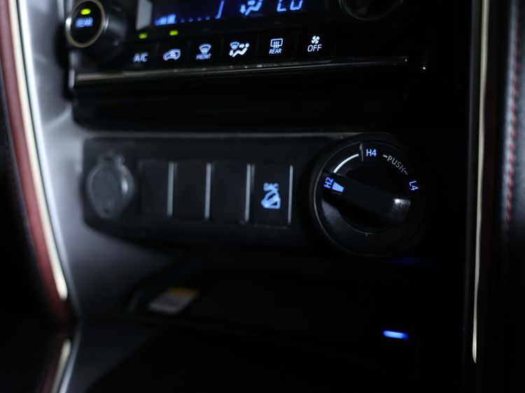 Toyota Fortuner 2021 2.4 Legender Black Top 4WD Utility-car ดีเซล ไม่ติดแก๊ส เกียร์อัตโนมัติ ขาว รูปที่ 3