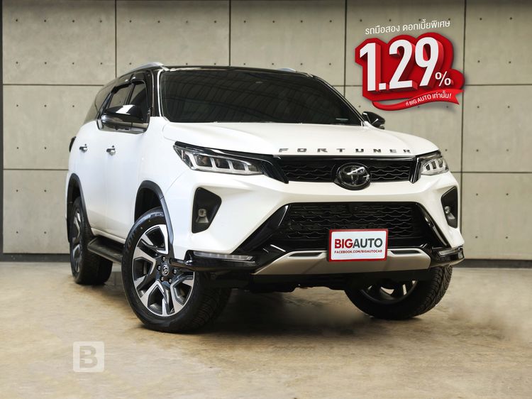 รถ Toyota Fortuner 2.4 Legender Black Top สี ขาว