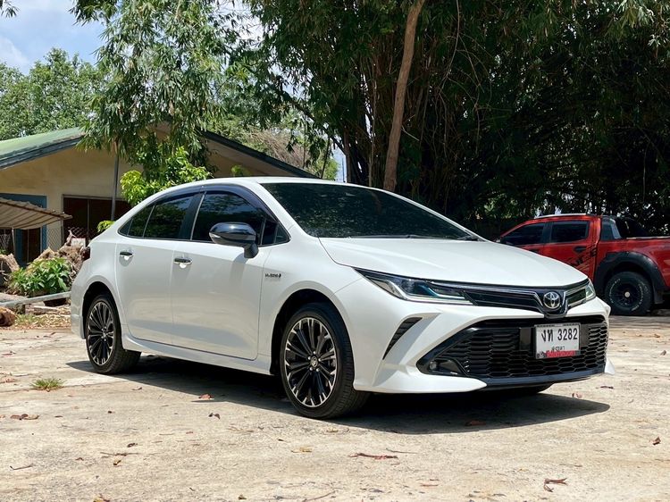 Toyota Altis 2023 1.8 Hybrid GR Sport Sedan เบนซิน ไม่ติดแก๊ส เกียร์อัตโนมัติ ขาว รูปที่ 2