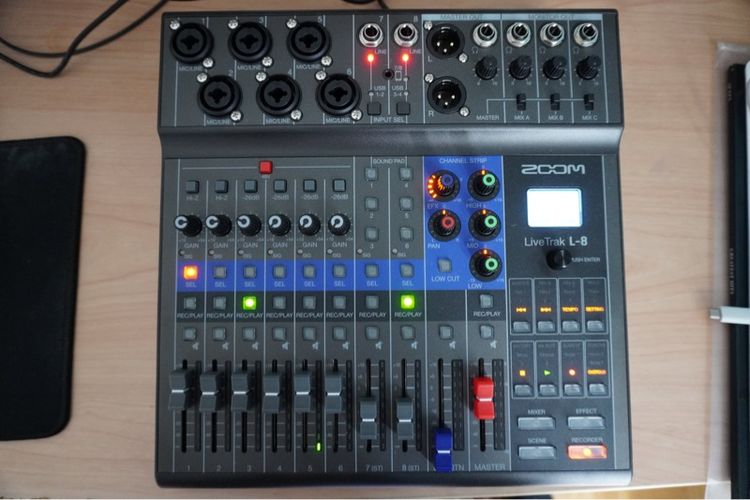 ขาย Zoom LiveTrak L-8 สภาพสวย ครบกล่อง มิกเซอร์ดิจิทัลและเครื่องบันทึกเสียง 8 แชนเนล สำหรับ Podcasting และงานดนตรี
