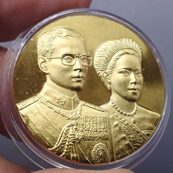 เหรียญที่ระลึกพระราชทาน ในหลวง ร.9 และพระราชินี เนื้อกะไหล่ทอง ขนาด 3 ซม. ทรงกลม (แจกเฉพาะข้าราชการ ใกล้ชิดพระองค์) พร้อมกล่อง รูปที่ 4