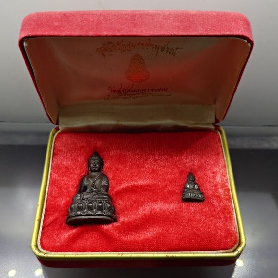 พระกริ่ง – พระชัยวัฒน์ มูลนิธิอัฏฐมราชานุสรณ์ วัดสุทัศน์เทพวราราม ปี 2534 เนื้อนวะโลหะ พร้อมกล่องเดิม