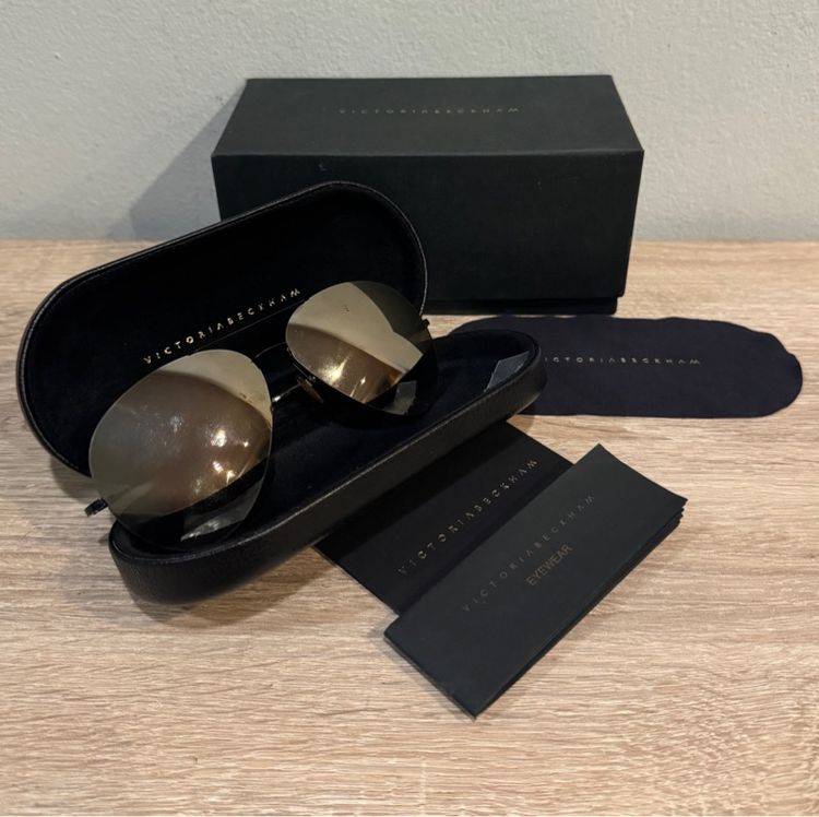 แว่นตา Victoria Beckham aviator style metal sunglasses with antique gold tinted lenses Full Set Handmade in Italy 🇮🇹 ซื้อมาเกือบ 30,000บาท