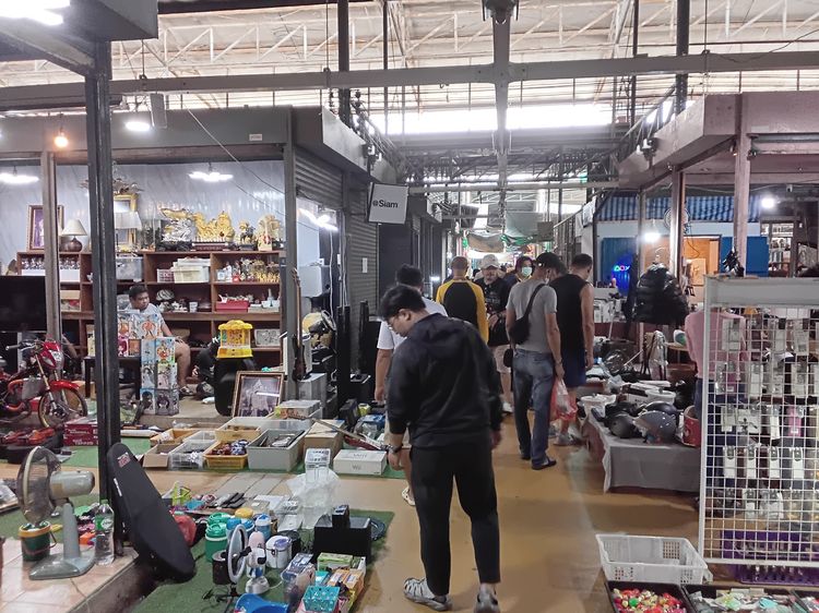 ให้เช่าห้องสําหรับค้าขายอยู่ในทําเลดีมากตลาดนัดสนามหลวง2ธนบุรี