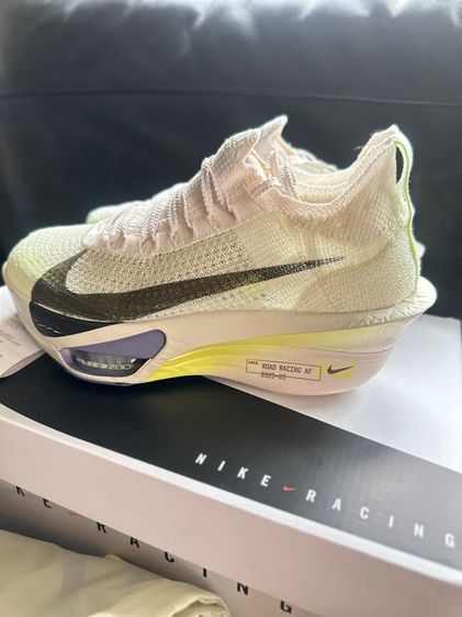 รองเท้า nike
