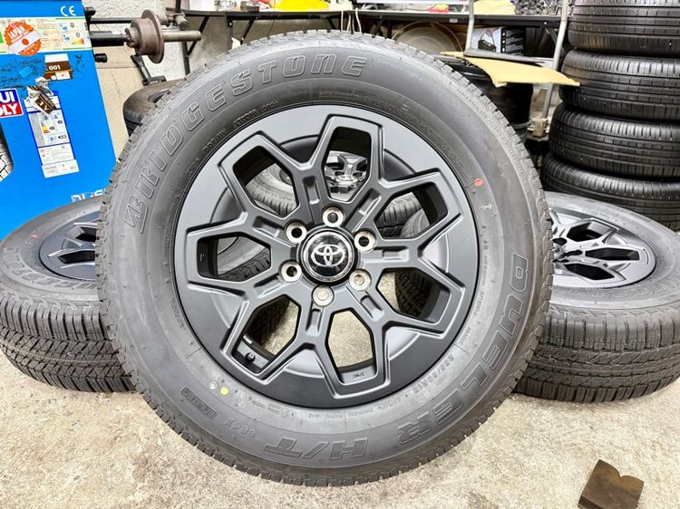 18" ล้อแม็ก TOYOTA TRAVO ขอบ 18”  ยาง BRIDGESTONE 265-60R18 ปี 26 สีเส้นตุ่มหน้ายางยังอยู่