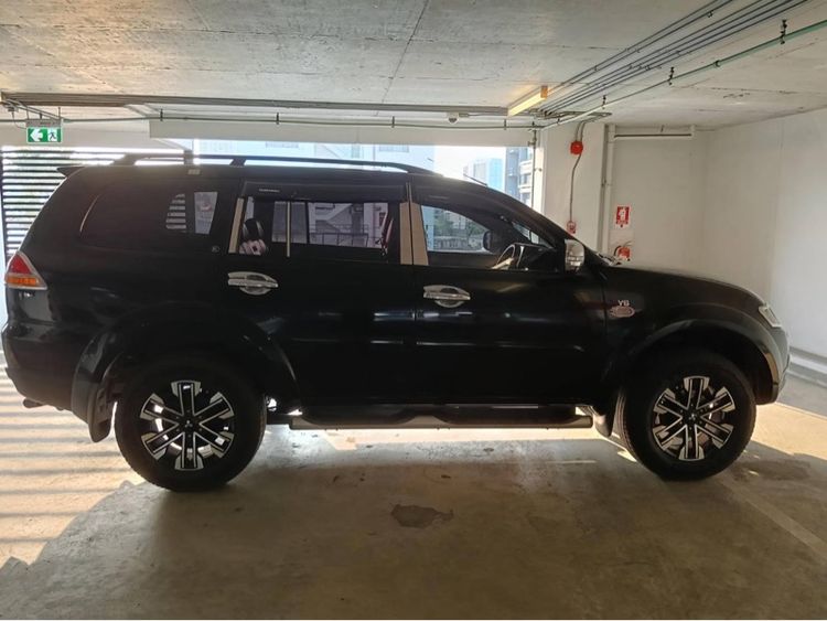 Mitsubishi Pajero Sport 2012 2.4 GLS Sedan เบนซิน LPG เกียร์อัตโนมัติ ดำ รูปที่ 2