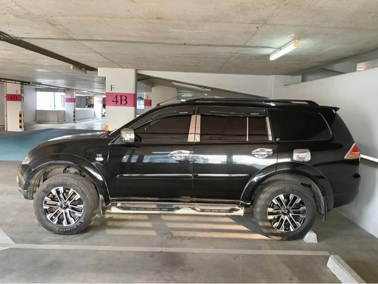 รถ Mitsubishi Pajero Sport 2.4 GLS สี ดำ