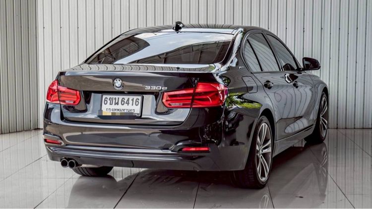 BMW Series 3 2018 330e Sedan ปลั๊กอินไฮบริด (PHEV) ไม่ติดแก๊ส เกียร์อัตโนมัติ ดำ รูปที่ 2
