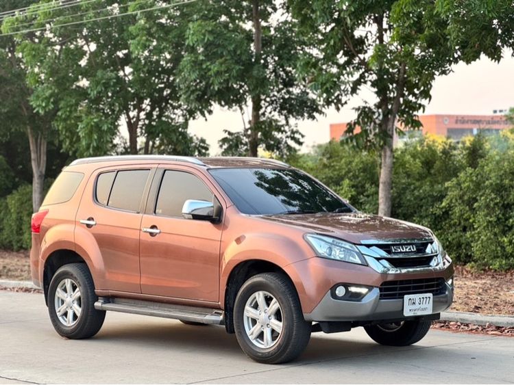 รถ Isuzu MU-X 3.0 สี น้ำตาล