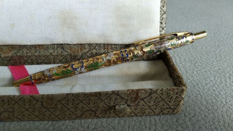 ขอขายปากกาลูกลืนลวดลายแบบศิลปะคลัวซอนเน  Cloisonne วินเทจมาพร้อมกล่องแท้ความ 13.5ซม.ไม่ผ่านการใช้งานเก่าเก็บน่าสะสมมาก รูปที่ 9