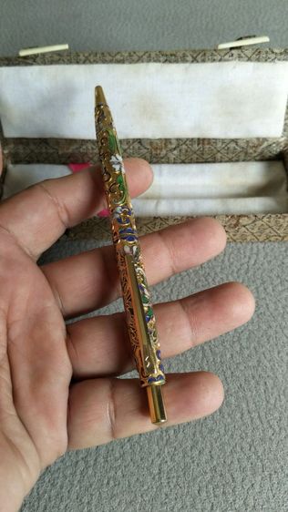 ขอขายปากกาลูกลืนลวดลายแบบศิลปะคลัวซอนเน  Cloisonne วินเทจมาพร้อมกล่องแท้ความ 13.5ซม.ไม่ผ่านการใช้งานเก่าเก็บน่าสะสมมาก รูปที่ 7