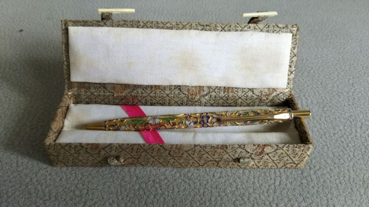 ขอขายปากกาลูกลืนลวดลายแบบศิลปะคลัวซอนเน  Cloisonne วินเทจมาพร้อมกล่องแท้ความ 13.5ซม.ไม่ผ่านการใช้งานเก่าเก็บน่าสะสมมาก รูปที่ 12