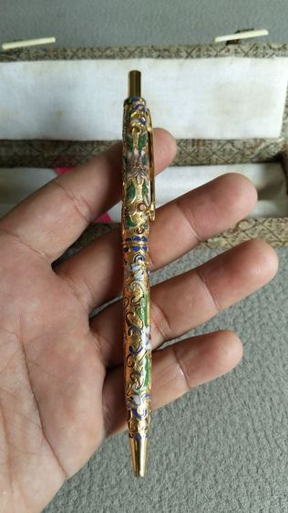 ขอขายปากกาลูกลืนลวดลายแบบศิลปะคลัวซอนเน  Cloisonne วินเทจมาพร้อมกล่องแท้ความ 13.5ซม.ไม่ผ่านการใช้งานเก่าเก็บน่าสะสมมาก รูปที่ 4