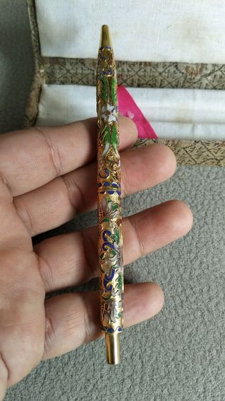 ขอขายปากกาลูกลืนลวดลายแบบศิลปะคลัวซอนเน  Cloisonne วินเทจมาพร้อมกล่องแท้ความ 13.5ซม.ไม่ผ่านการใช้งานเก่าเก็บน่าสะสมมาก