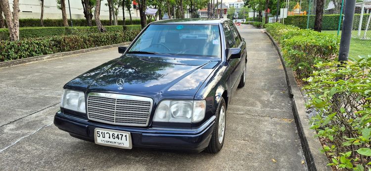 รถ Mercedes-Benz E-Class E220 สี น้ำเงิน