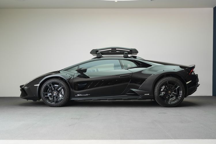 Lamborghini Huracan 2025 5.2 Sterrato 4WD Coupe Sedan เบนซิน ไม่ติดแก๊ส เกียร์อัตโนมัติ ดำ รูปที่ 4