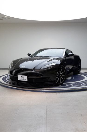 รถ Aston Martin DB11 5.2 สี เทา