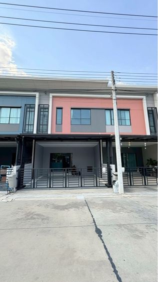     บ้านสวยรีโนเวทใหม่ ฟรีเฟอร์ พร้อมเข้าอยู่