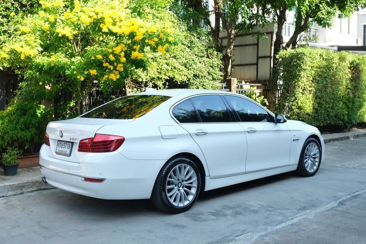 รถ BMW Series 5 528i สี ขาว
