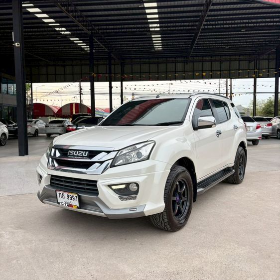 รถ Isuzu MU-X 3.0 สี ขาว