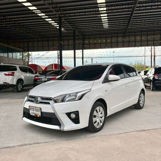 รถ Toyota Yaris 1.2 E สี ขาว