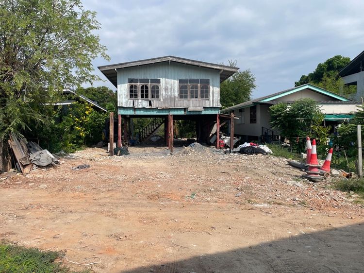 บ้านพร้อมที่ดิน