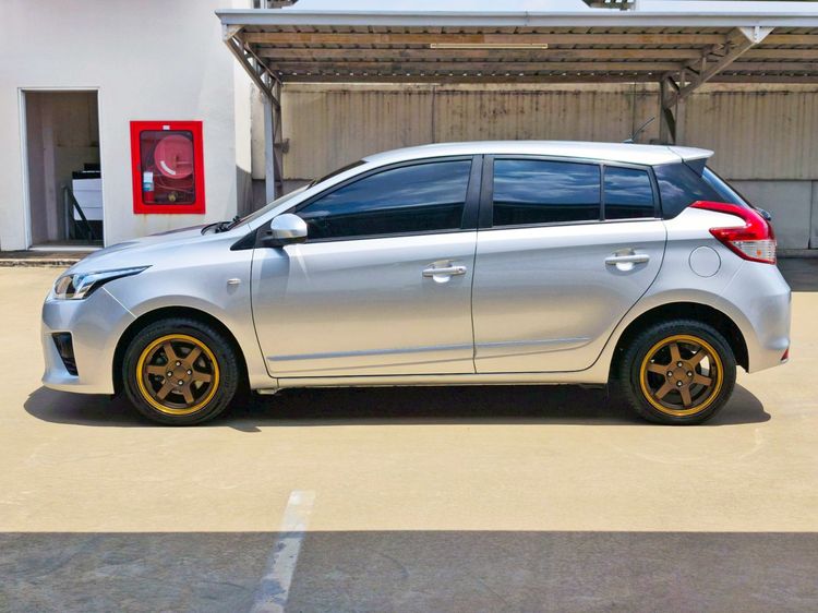 Toyota Yaris 2015 1.2 E Sedan เบนซิน ไม่ติดแก๊ส เกียร์อัตโนมัติ เงิน รูปที่ 4