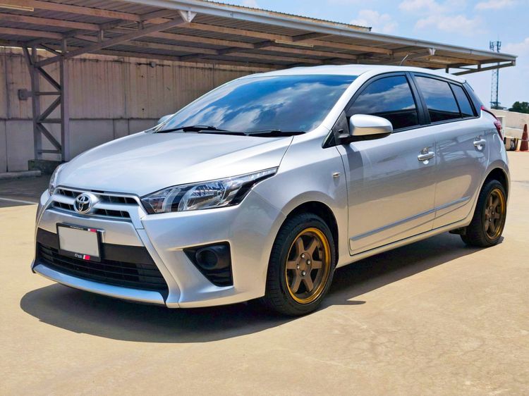 รถ Toyota Yaris 1.2 E สี เงิน