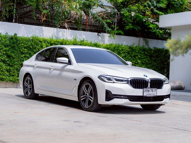 รถ BMW Series 5 530e สี ขาว