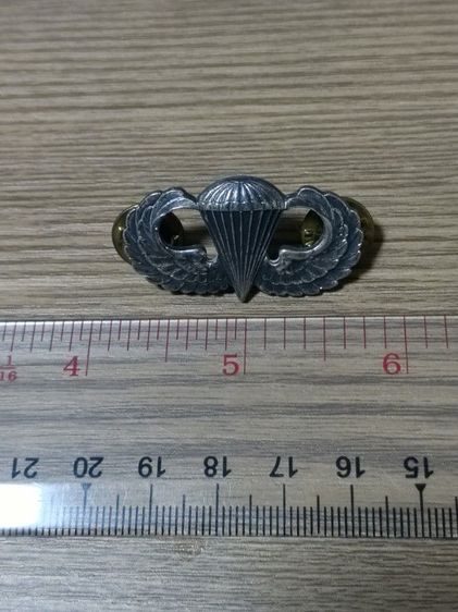 เข็มโลหะปีกพลร่ม US Army Parachutist Badge ปั้ม V21 ข้างหลัง