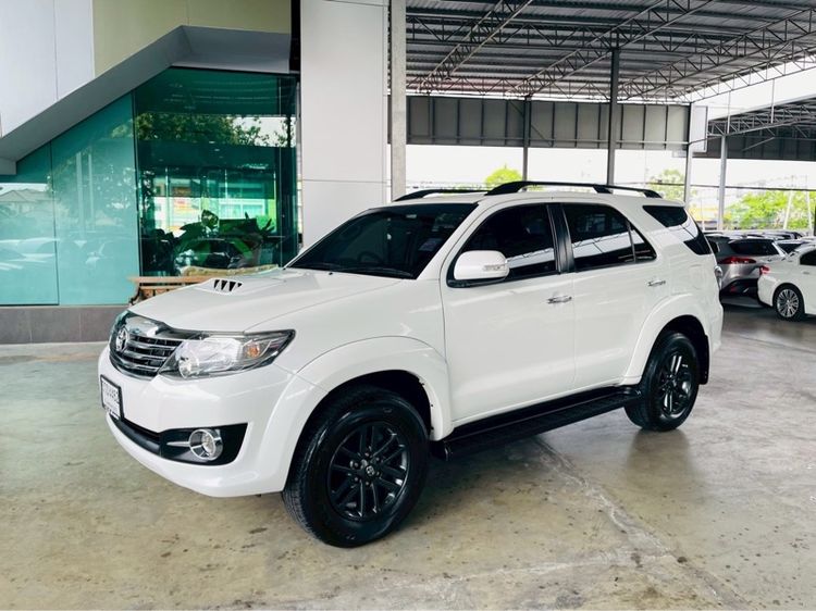 รถ Toyota Fortuner 3.0 V สี ขาว