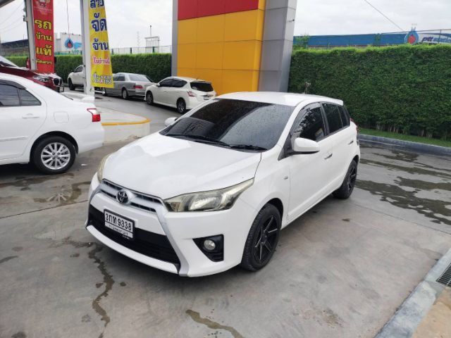 รถ Toyota Yaris 1.2 E สี ขาว
