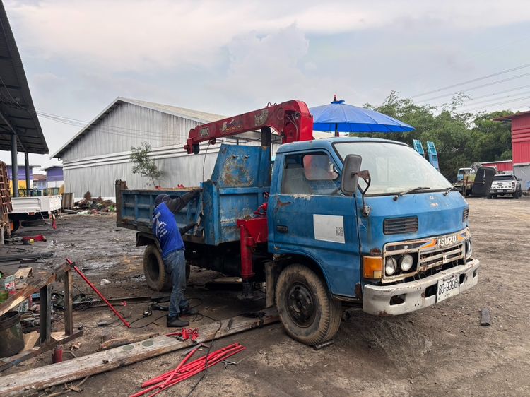 ISUZU 6  ล้อ ขายรถบรรทุก 6 ล้อติดเครน 2 ตัน ดั้ม 5 คิ้ว