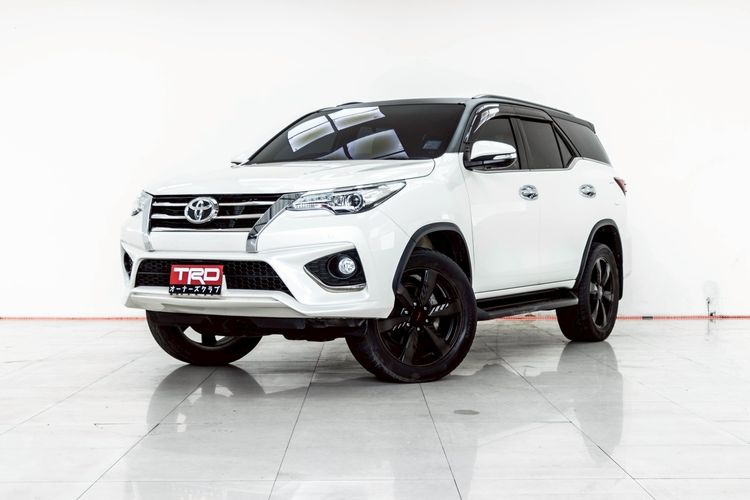 รถ Toyota Fortuner 2.8 TRD Sportivo 4WD สี ขาว