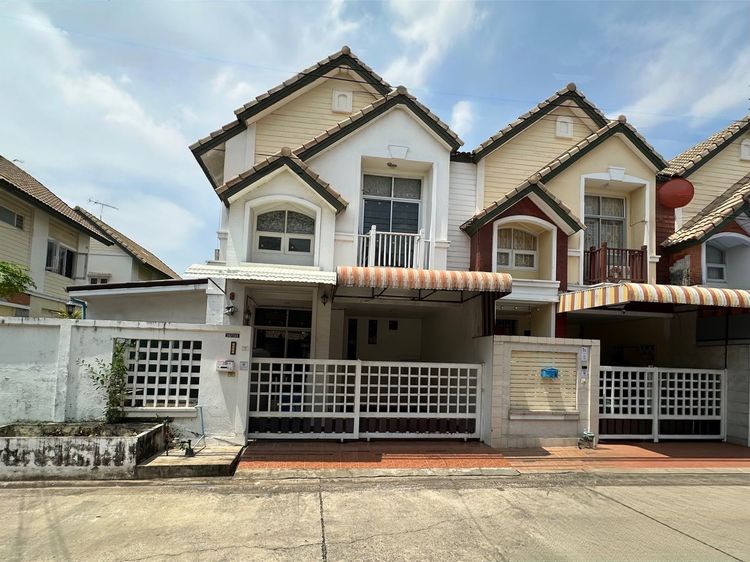 ขายทาวน์เฮ้าส์วรางกูล รังสิต คลอง 3 เนื้อที่ใหญ่ 31 ตร.ว. ใกล้ดรีมเวิลด์ เดินทางสะดวกติดวงแหวน ราคาเพียง 2.19 ล้าน