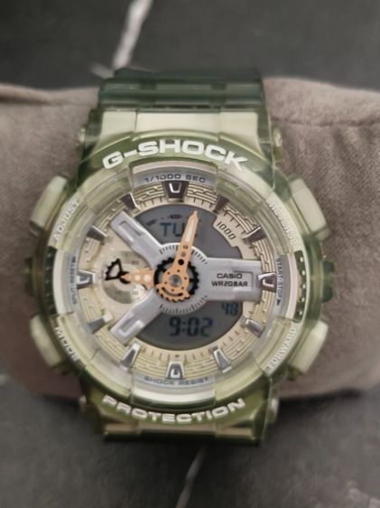  Casio G-Shock ตระกูล GA-110LS-1Aซีรีส์ Color Skeletonตัวเรือนเป็นแบบใส Skeleton Translucent สีเขียวขี้ม้า ตัดกับหน้าปัดสีทอง 