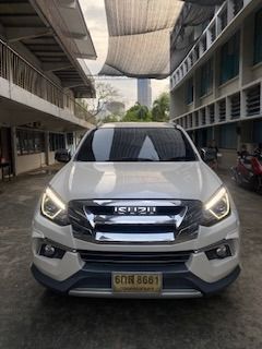 รถ Isuzu MU-X 3.0 4WD สี ขาว