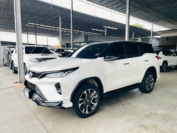 รถ Toyota Fortuner 2.4 Legender สี ขาว