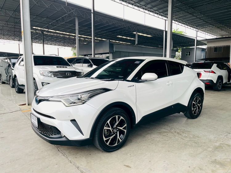รถ Toyota C-HR 1.8 HV Hi สี ขาว