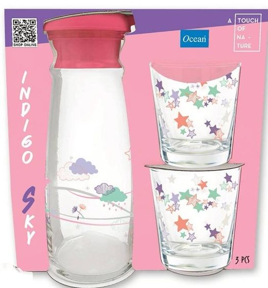 ชุดเหยือกและแก้วน้ำในภาพคือ Ocean Glass Indigo Sky ซึ่งเป็นส่วนหนึ่งของคอลเลกชัน 